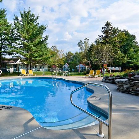 Super 8 By Wyndham Gananoque - Country Squire Resort Eksteriør billede