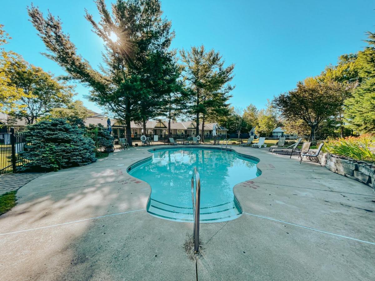 Super 8 By Wyndham Gananoque - Country Squire Resort Eksteriør billede