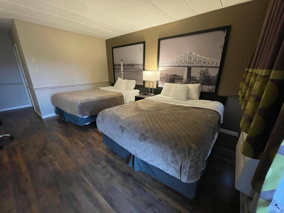 Super 8 By Wyndham Gananoque - Country Squire Resort Eksteriør billede