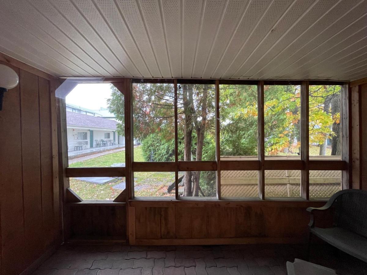 Super 8 By Wyndham Gananoque - Country Squire Resort Eksteriør billede