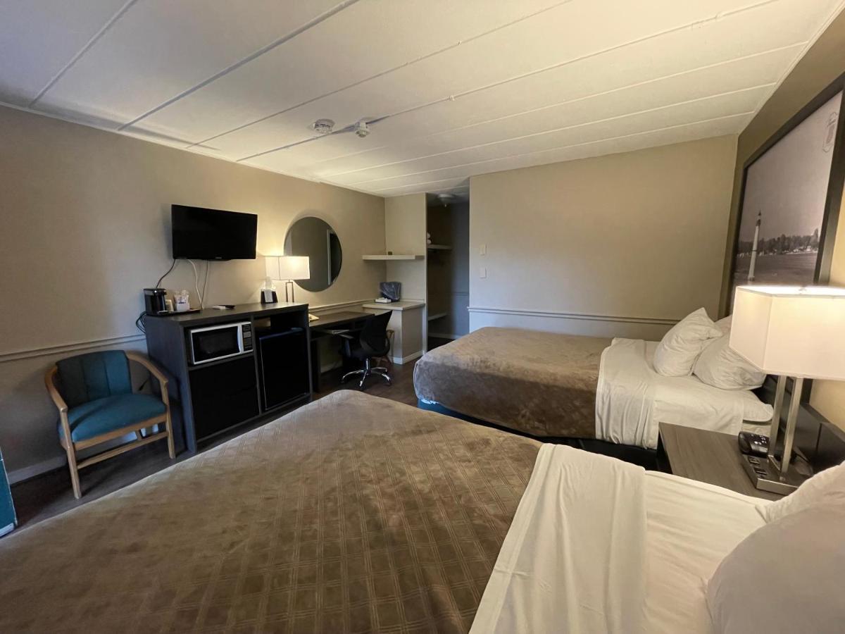 Super 8 By Wyndham Gananoque - Country Squire Resort Eksteriør billede
