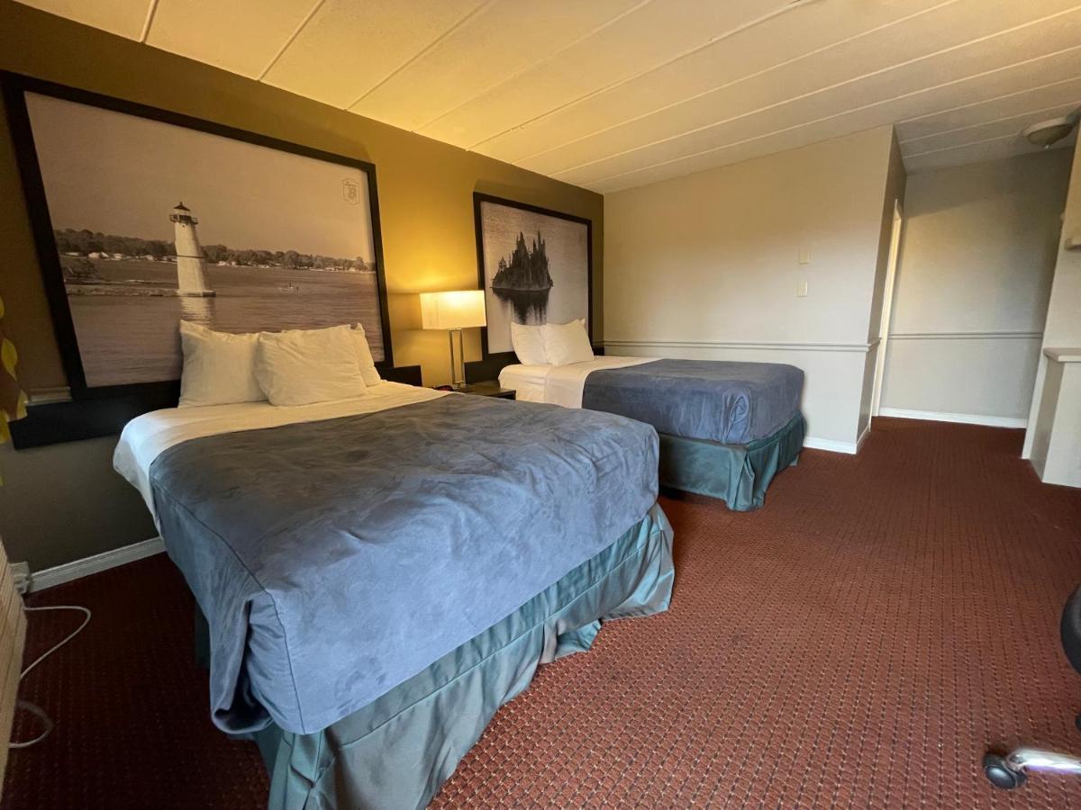 Super 8 By Wyndham Gananoque - Country Squire Resort Eksteriør billede