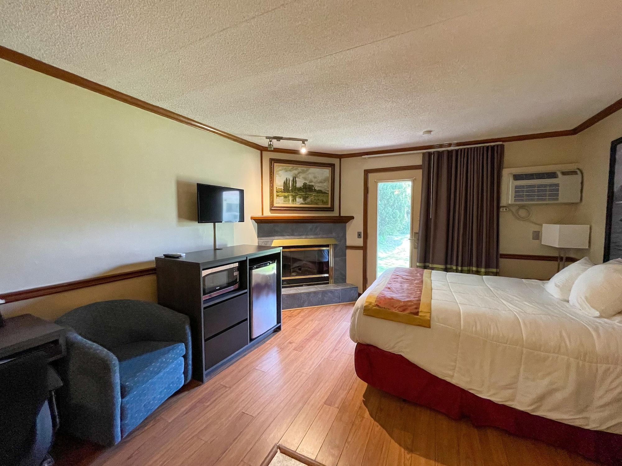 Super 8 By Wyndham Gananoque - Country Squire Resort Eksteriør billede