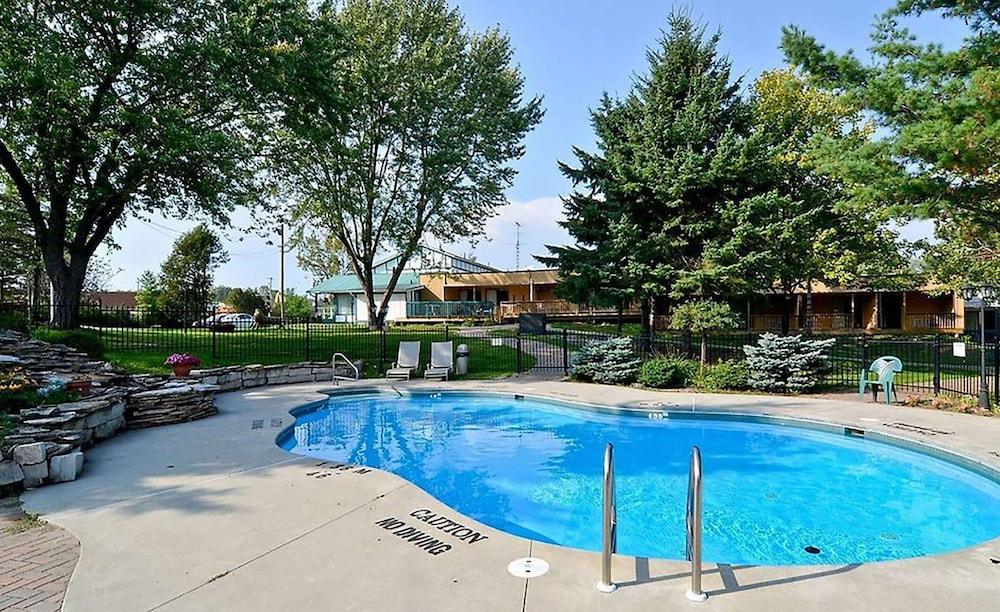 Super 8 By Wyndham Gananoque - Country Squire Resort Eksteriør billede