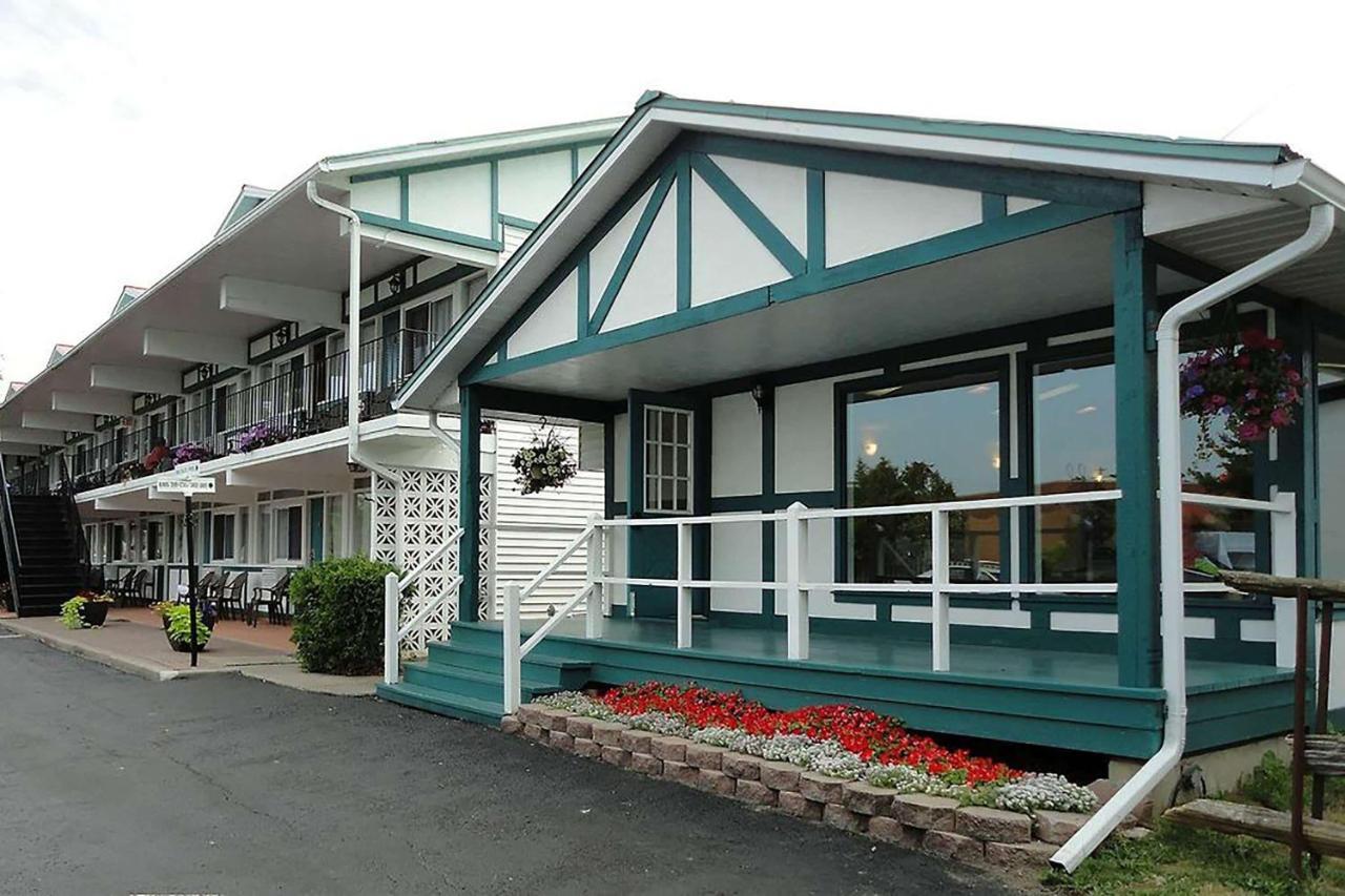 Super 8 By Wyndham Gananoque - Country Squire Resort Eksteriør billede