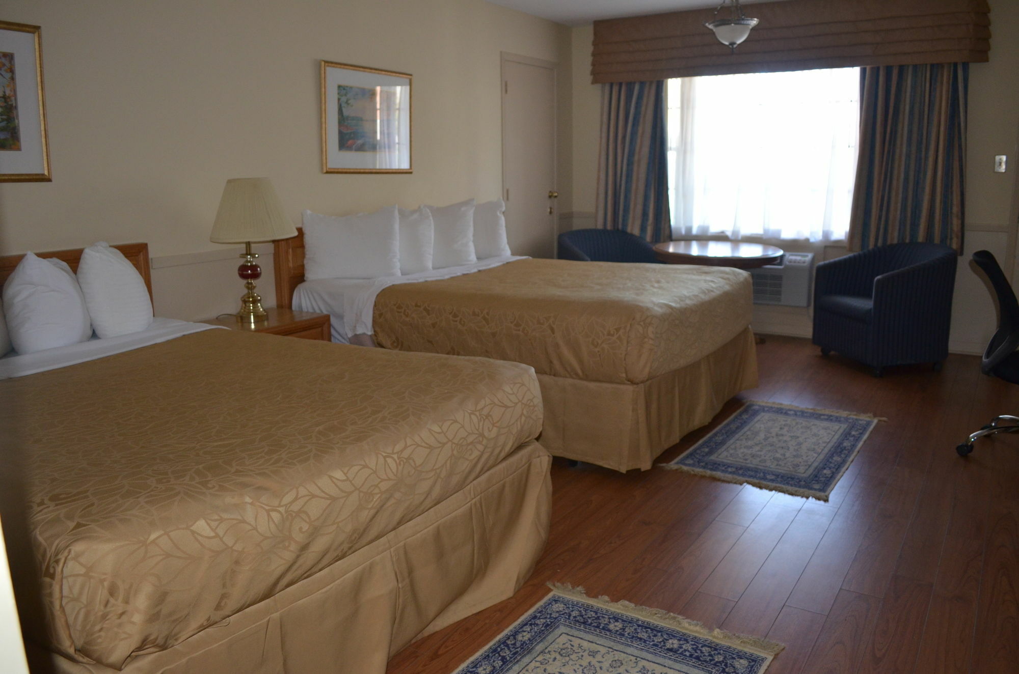 Super 8 By Wyndham Gananoque - Country Squire Resort Eksteriør billede
