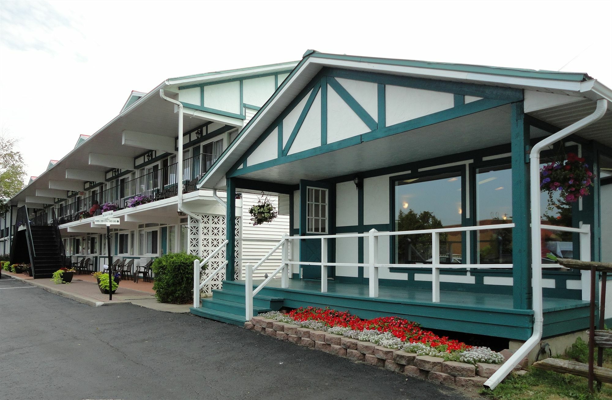 Super 8 By Wyndham Gananoque - Country Squire Resort Eksteriør billede