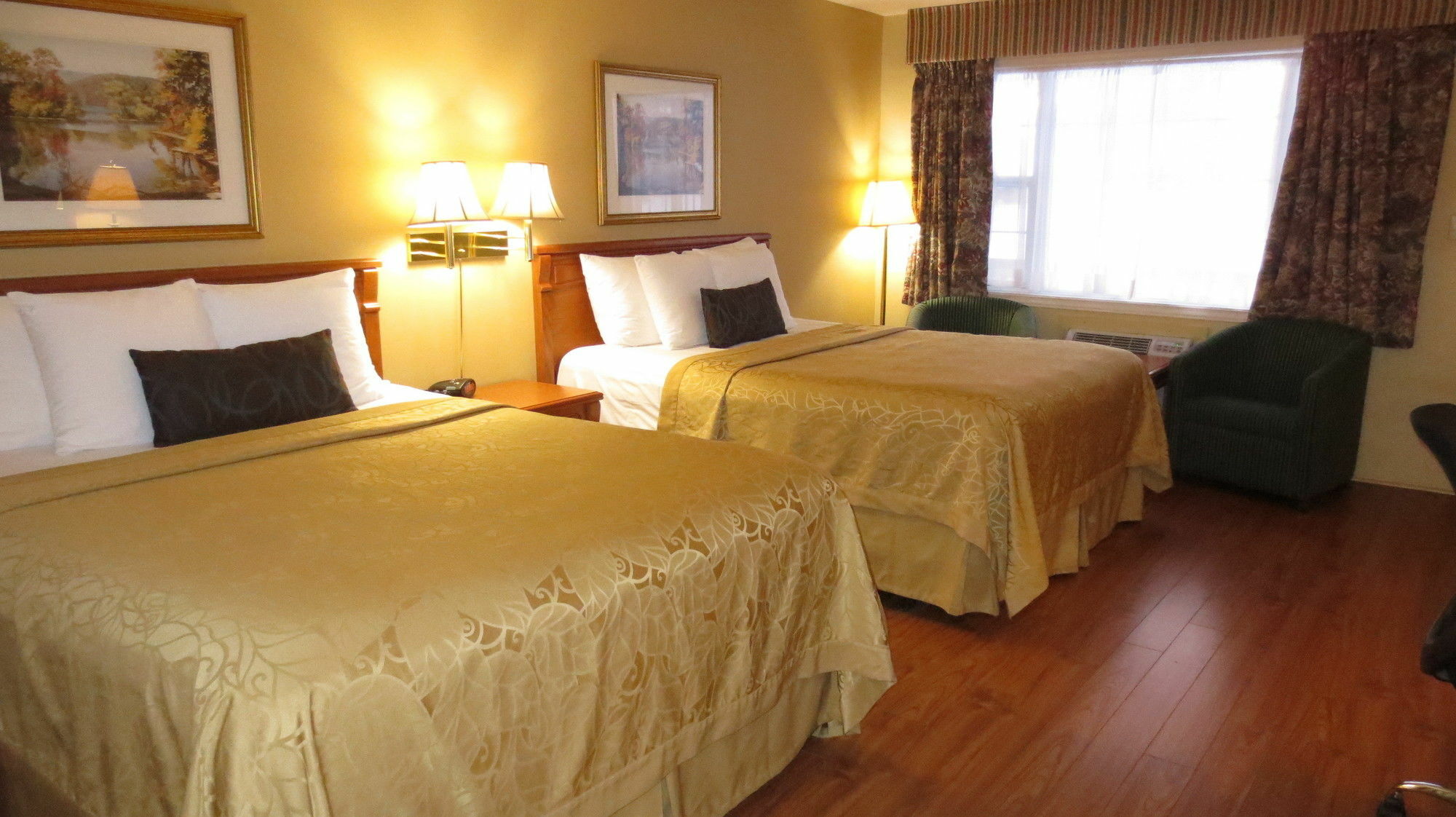 Super 8 By Wyndham Gananoque - Country Squire Resort Eksteriør billede